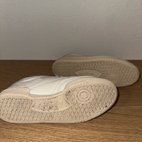 Classic cream reebok sneaker w/ red and green - Picture 6 of 6